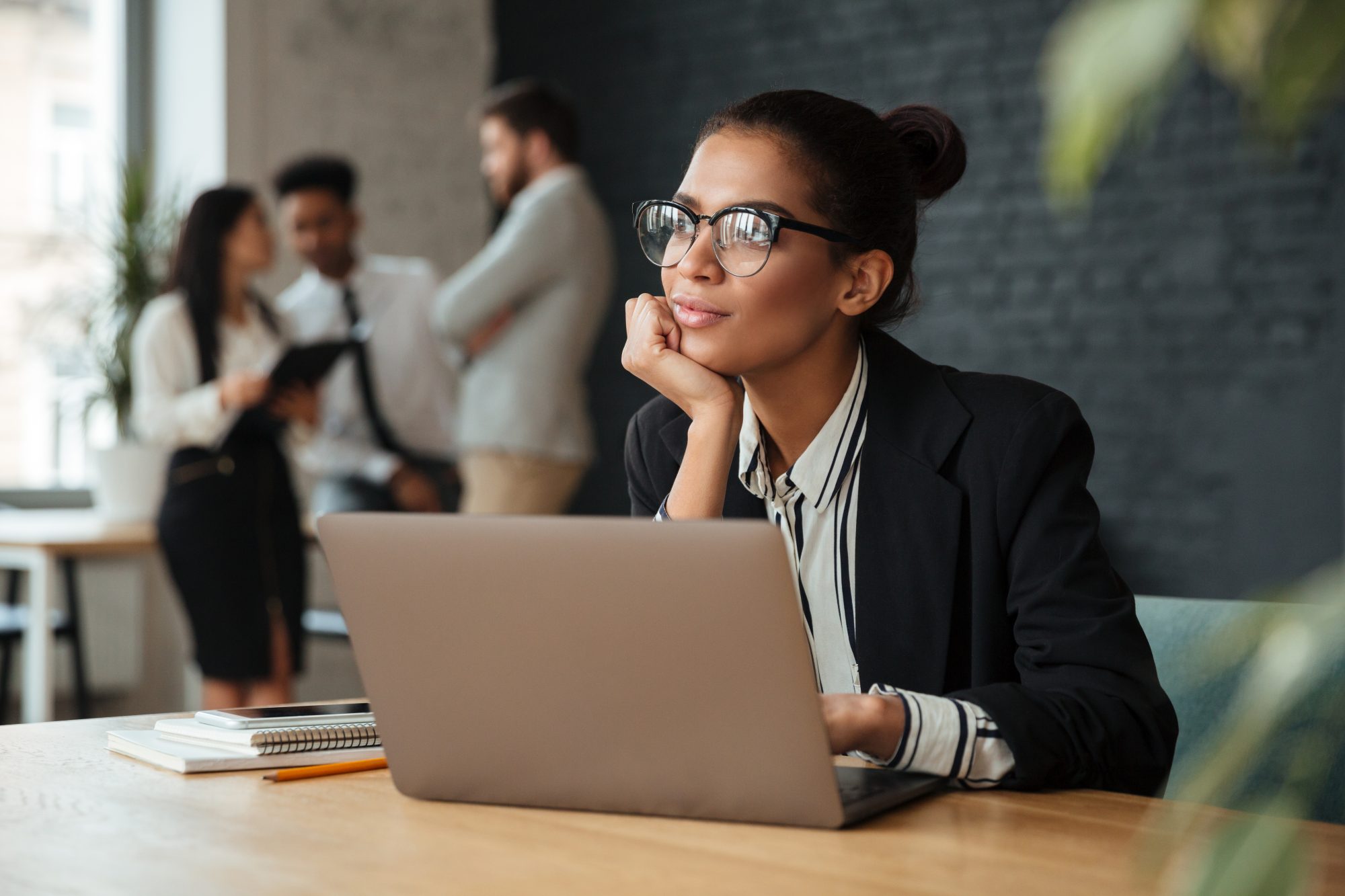 Dreaming young african business woman | Arquiconsult - Soluções Microsoft Dynamics 365: Arquiconsult é uma empresa Consultora de Sistemas de Informação - 4828