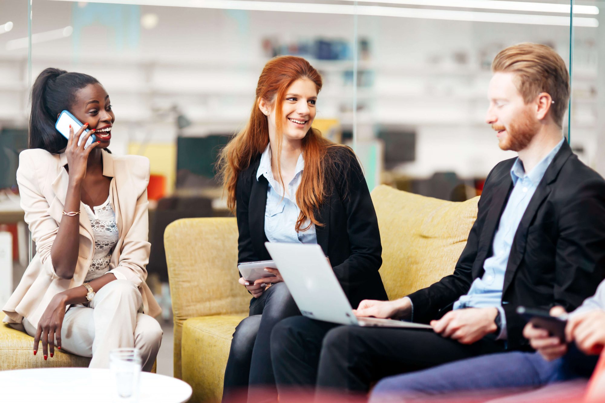 business-people-conversation-technology-at-hand-EPUC4FD | Arquiconsult - Soluções Microsoft Dynamics 365: Arquiconsult é uma empresa Consultora de Sistemas de Informação - 8822
