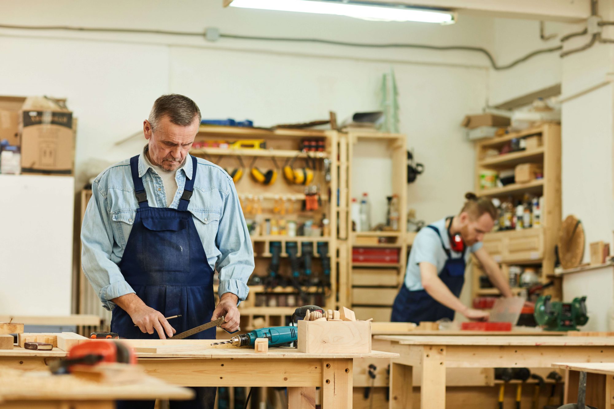 carpenters-assembling-furniture-D7K8FW2 | Arquiconsult - Soluções Microsoft Dynamics 365: Arquiconsult é uma empresa Consultora de Sistemas de Informação - 8825