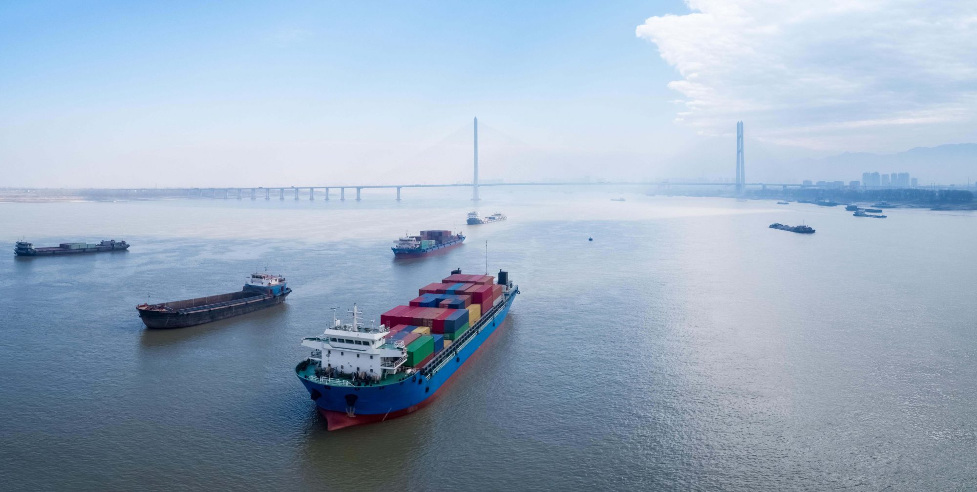 container-ships-on-yangtze-river-water-transport-c-PUKJUB6 | Arquiconsult - Soluções Microsoft Dynamics 365: Arquiconsult é uma empresa Consultora de Sistemas de Informação - 9530