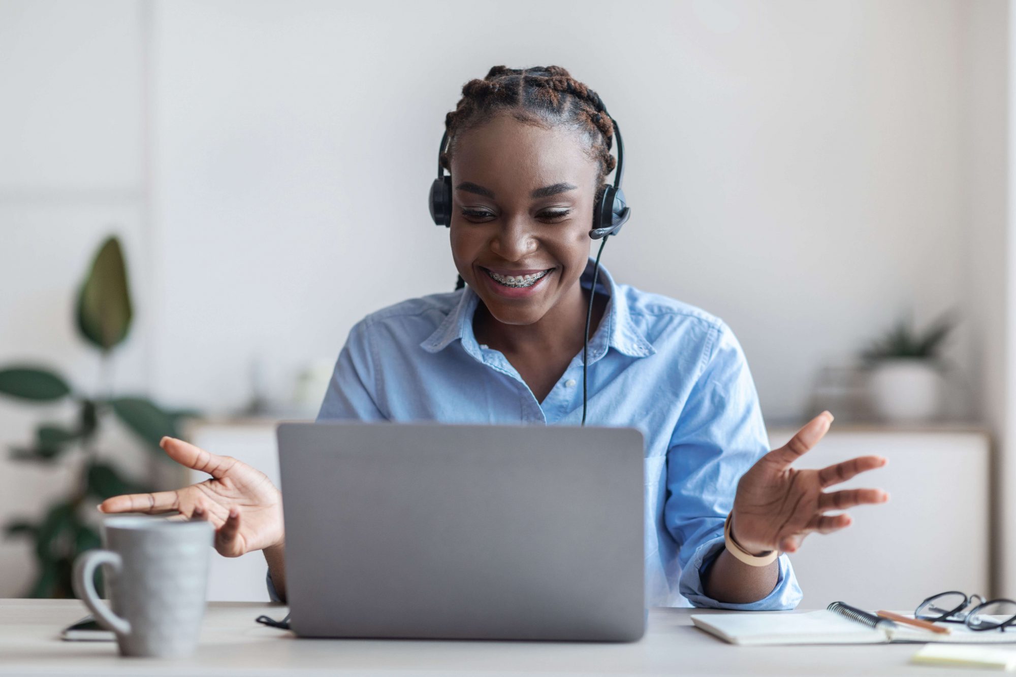 web-conference-black-female-employee-in-headset-ma-TJ56Y22 | Arquiconsult - Soluções Microsoft Dynamics 365: Arquiconsult é uma empresa Consultora de Sistemas de Informação - 8951